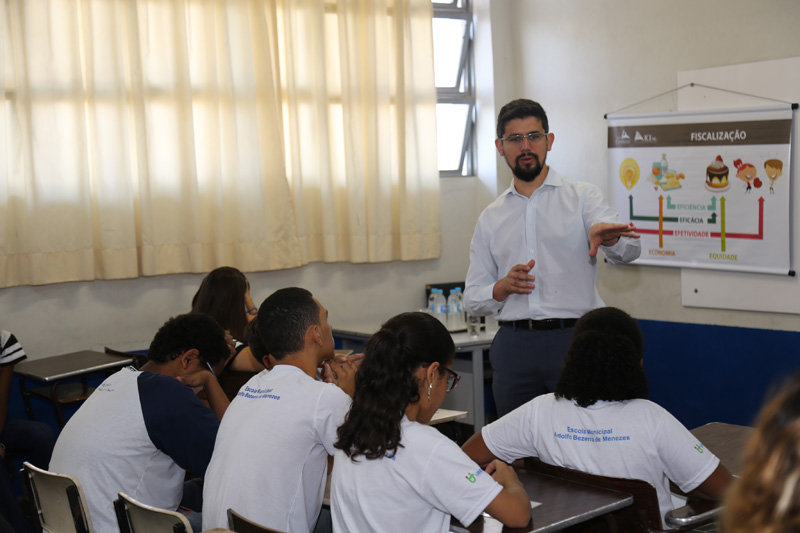  Gustavo Terra Elias, coordenador de fiscalização estadual do TCEMG, e os alunos do 9º ano